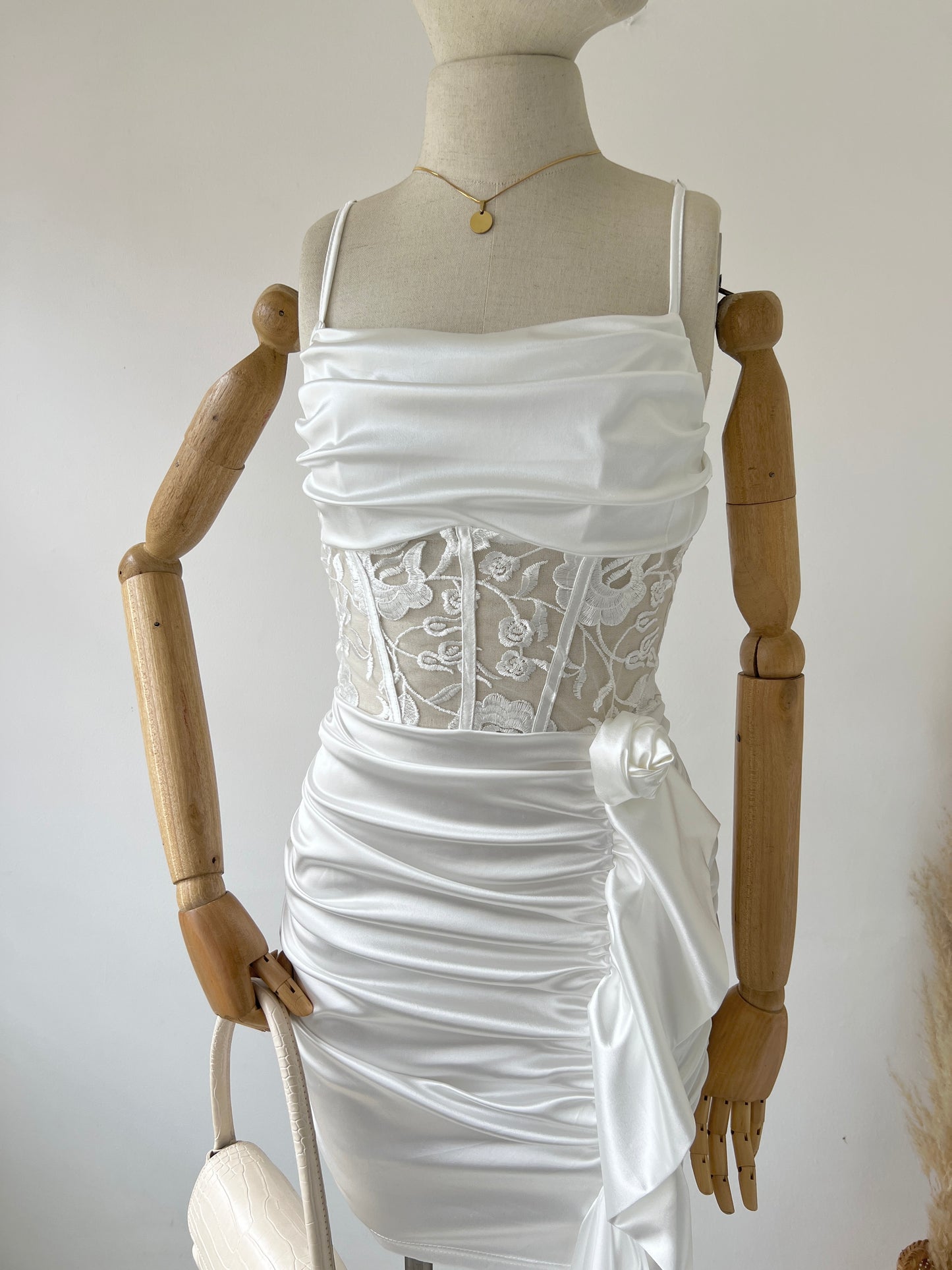 VESTIDO BLANCO EN SATIN