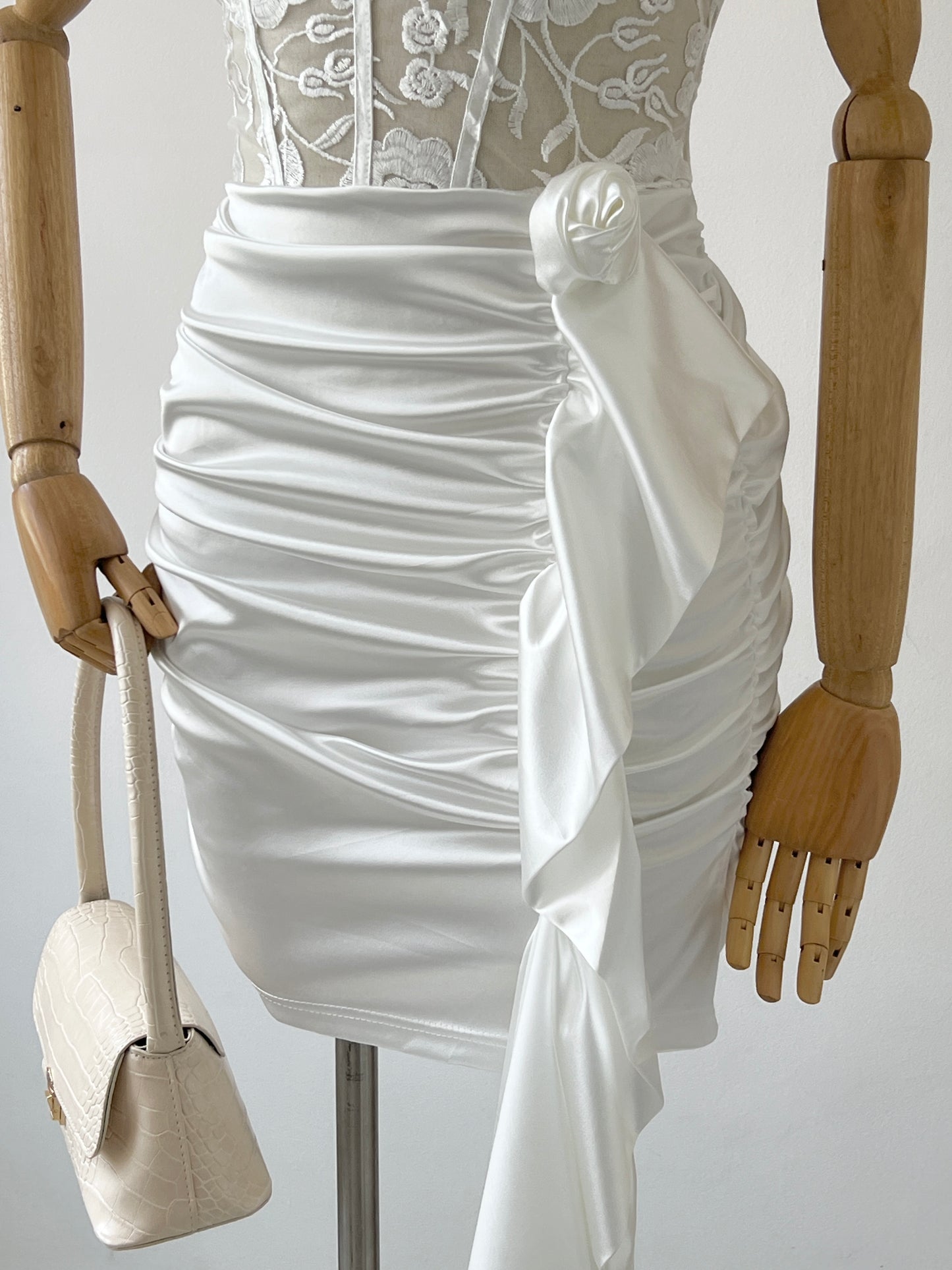 VESTIDO BLANCO EN SATIN